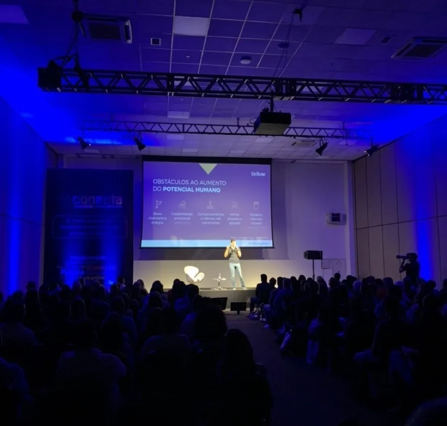 William Câmara no palco — Conecta 2022