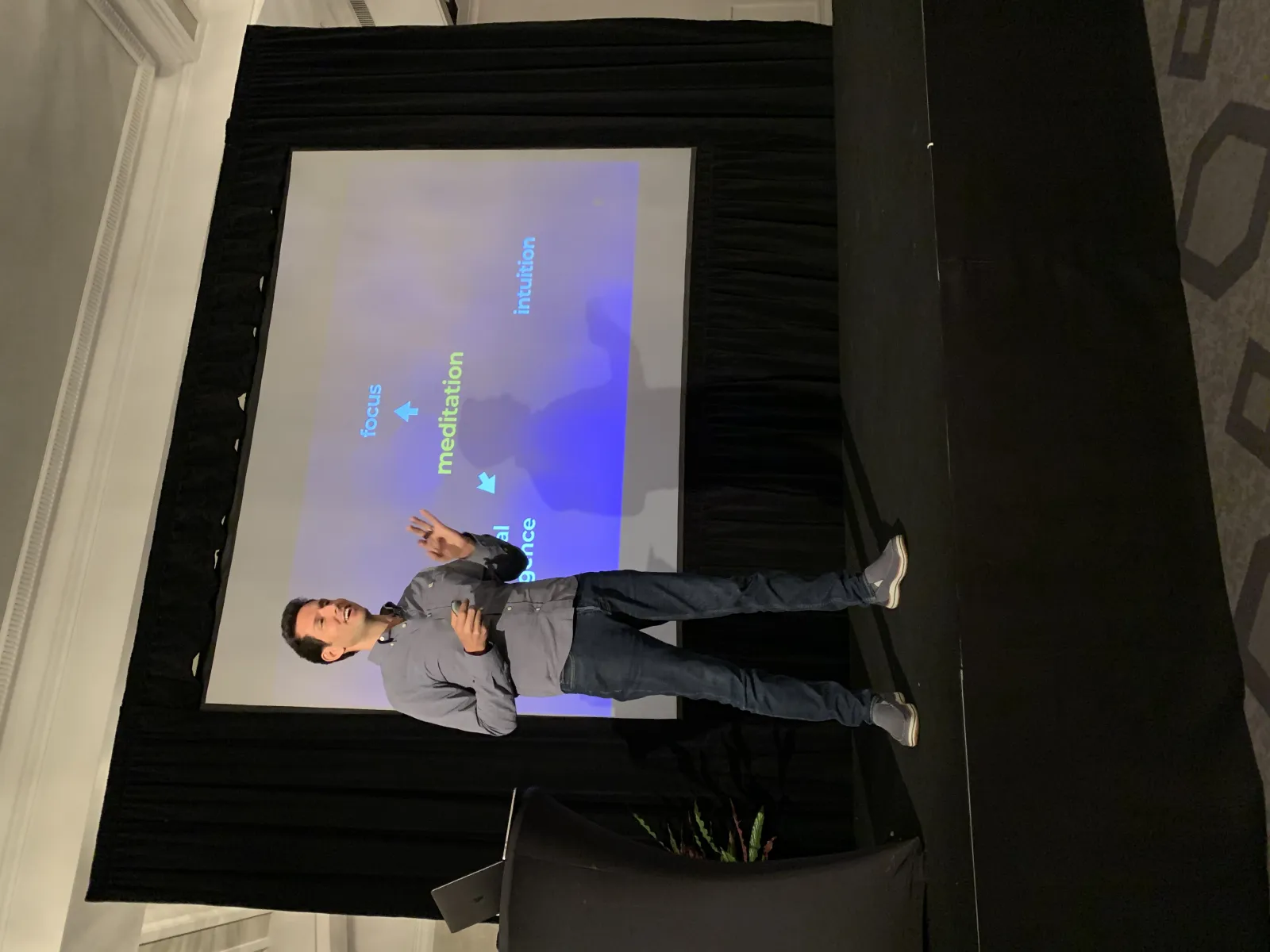 William Câmara palestrando sobre Mindfulness for High Performance em Londres, 2019